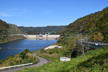 ダム湖百選・寒河江ダムと月山湖 ／ 山形県西川町にある、県内最大のダムです。ダムによって形成された人造湖は、月山より名を取って月山湖（がっさんこ）と命名され、財団法人ダム水源地環境整備センターが選定する、ダム湖百選に選ばれています。