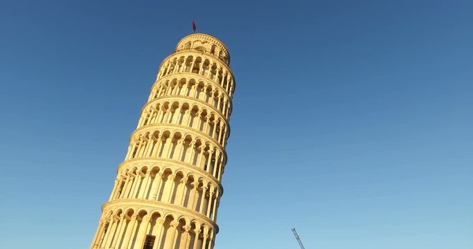 Torre pendente di Pisa illuminata dalle luci del tramonto.
