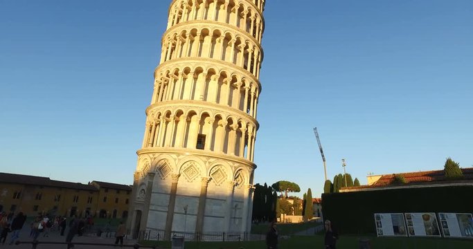 Torre pendente di Pisa illuminata dalle luci del tramonto.