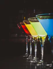 Crédence de cuisine en verre imprimé Cocktail Cocktails multicolores au bar.