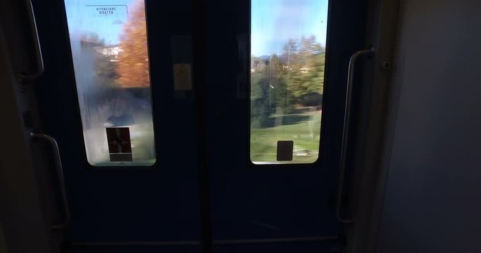 Porte esterne del treno in viaggio sulla ferrovia