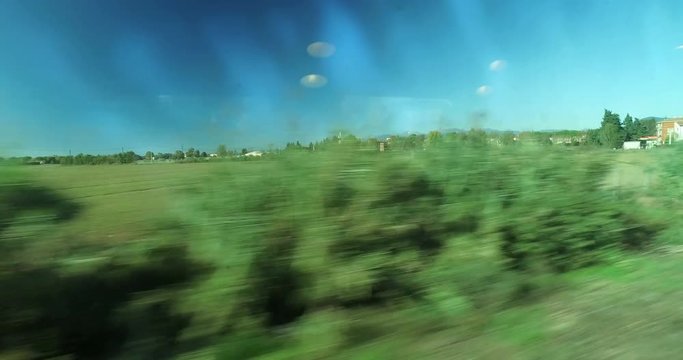 Vista fuori dal finestrino di un treno in viaggio