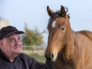 Obraz premium cheval avec homme âgé