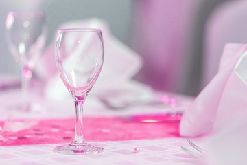 Glas auf gedecktem Tisch