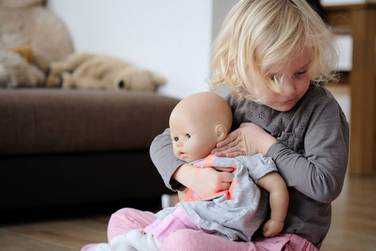 m&auml;dchen spielt mit puppe