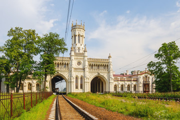 Obraz premium Железнодорожный вокзал в Петергофе, Россия