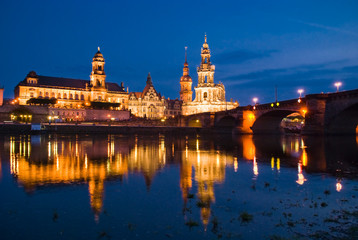Fototapeta na wymiar Panorama notturno della città di Dresda su fiume Elba