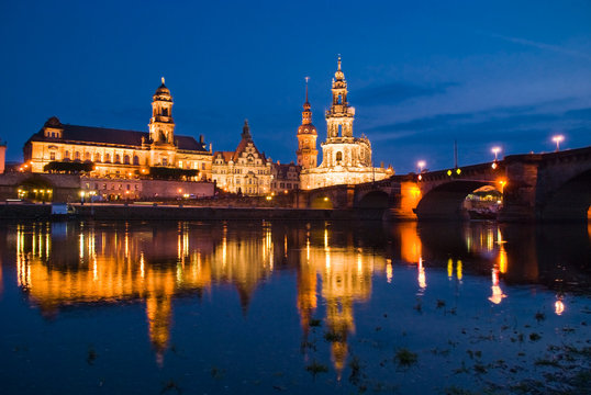 Panorama notturno della città di Dresda su fiume Elba