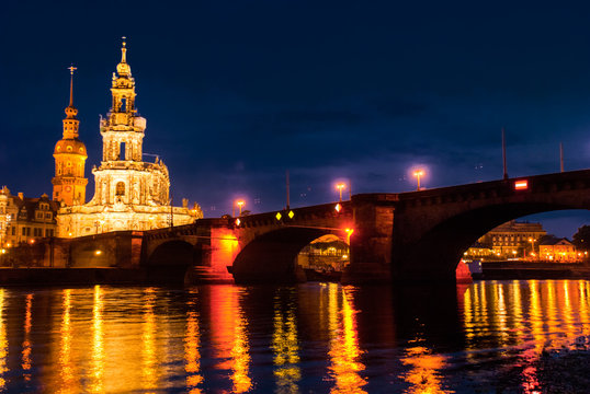 La città di Dresda con il ponte sul fiume Elba di notte