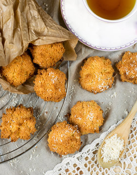Coconut macaroon cookies