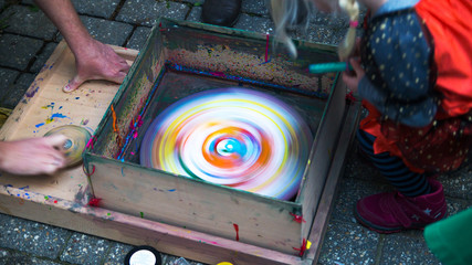 Kinder malen mit Farben und Malmaschine