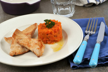 Escalope de veau et écrasé de carottes dans une assiette