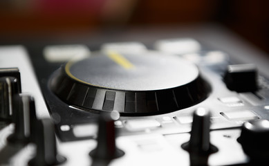 Dj midi controller turntable to play music on party