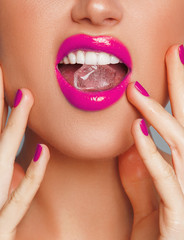 Naklejka premium Close-up shot of woman's lips with ice cube