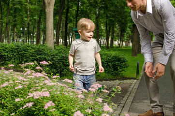 Fototapeta premium Young family is having fun 