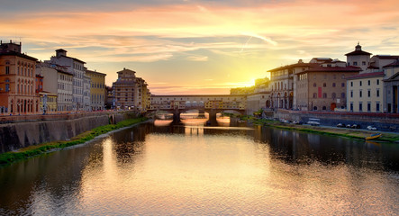 Fototapeta na wymiar Ponte Vecchio at sunrise