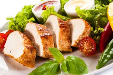 Grilled chicken fillet and vegetables