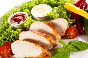 Grilled chicken fillet and vegetables