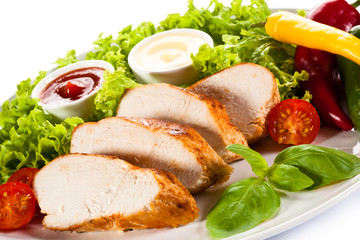Grilled chicken fillet and vegetables