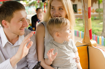 Obraz premium Young family is having fun in the park