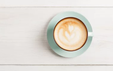 Papier Peint photo autocollant Café Mousse de cappuccino, vue de dessus de tasse de café sur le fond en bois blanc