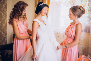 Naklejka premium Happy smiling face of two women. Smiling bride with bridesmaid at wedding preparation