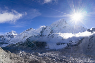 Obraz premium Beautiful landscape of Everest and Lhotse peak from Gorak Shep. During the way to Everest base camp. Sagarmatha national park. Nepal.