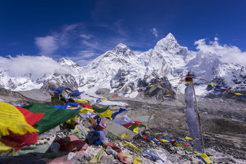 Prachtig landschap van de Everest en de Lhotse-piek met kleurrijke Nepalese vlag als voorgrond vanuit het gezichtspunt van Kala Pattar. Gorak Shep. Tijdens de weg naar het Everest-basiskamp. Nationaal park Sagarmatha. Nepal.