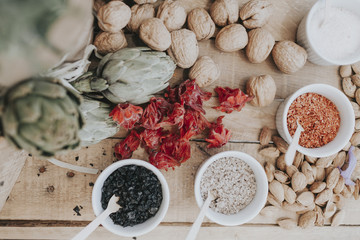 bodegon de frutos secos y verduras
