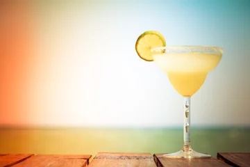 Poster Margarita-cocktail op de houten pier. Concept van klassieke drank. © Ekaterina_Molchanova