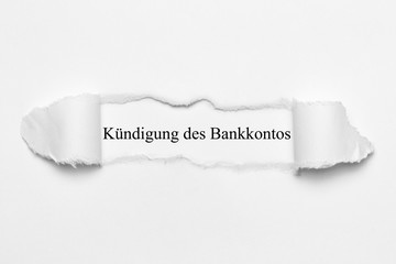 Kündigung des Bankkontos auf weißen gerissenen Papier