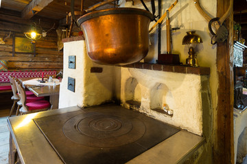 Herd mit Kupferkessel in einer Almhütte
