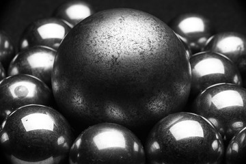 металлические шары на черном фоне