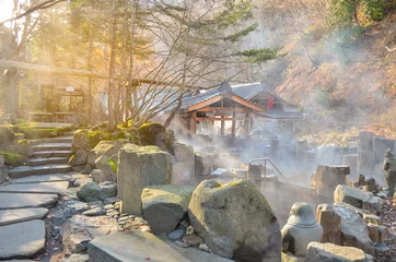 Papier Peint photo Japon Source chaude extérieure avec sentier pédestre en pierre, Onsen au Japon en Au
