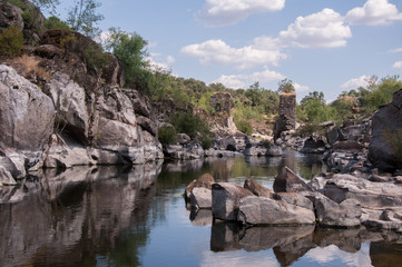 Fototapeta premium Paisaje de un río con rocas y agua cristalina en primavera