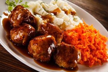 Roasted meatballs, mashed potatoes and vegetables 