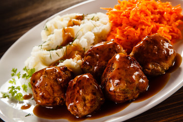 Roasted meatballs, mashed potatoes and vegetables 