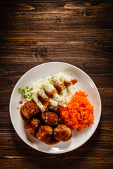 Roasted meatballs, mashed potatoes and vegetables 