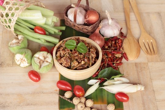 Spicy pork pastes delicious with fresh vegetables.