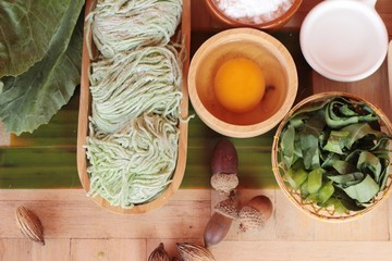 Making jade noodle made of vegetable and egg.