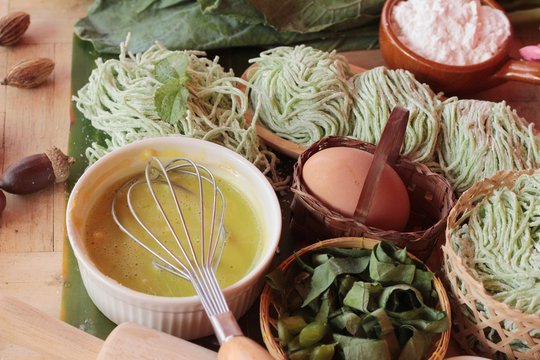 Making Jade Noodle Made Of Vegetable And Egg.