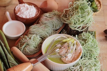 Making jade noodle made of vegetable and egg.