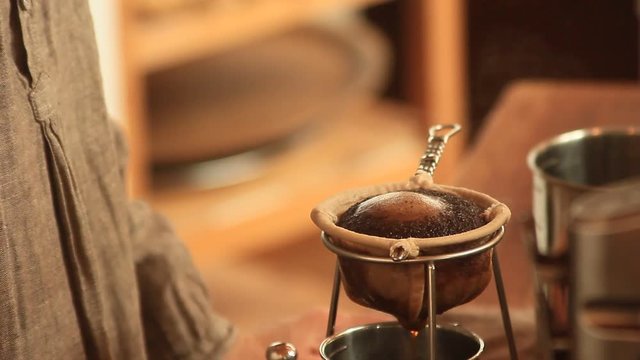 カフェ　ネルドリップコーヒーを淹れる
