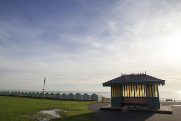 Obraz premium Long row of beach huts on Brighton seafront, Brighton, England,