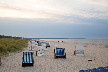 Strandkörbe im Abendlicht am Strand in Prerow in Mecklenburg Vorpommern