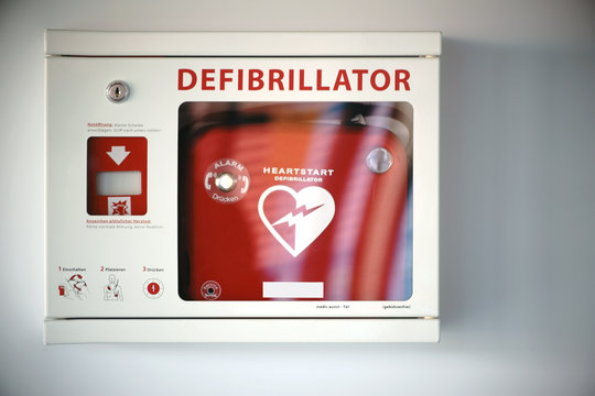 Defibrillator / Ein Überlebenskasten mit einem Defibrillator an einer Wand eines öffentlichen Gebäudes.