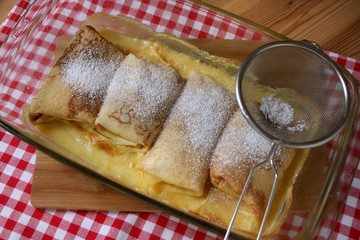 Gratinierte Topfenpfannkuchen mit Vanillerahm