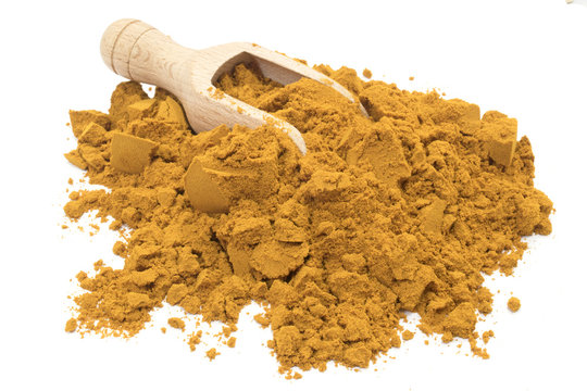 Curcuma poudre jaune sur fond blanc