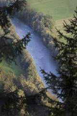 Gebirgsfluss in Talaue