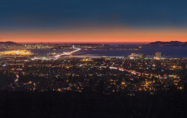 Fototapeta premium Panorama Night View of San Francisco Bay, East Bay, Oakland, Mon